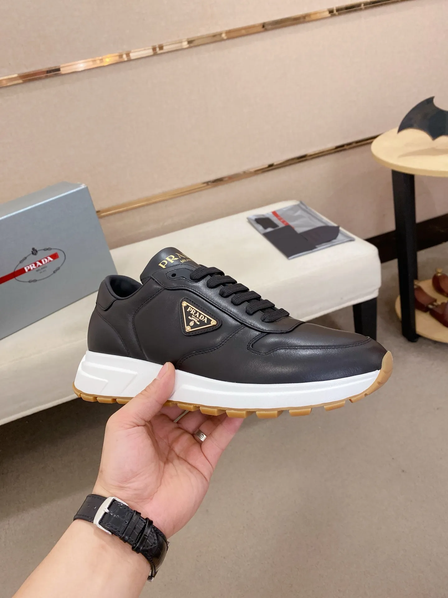 Factory price 540💰 ✔️✔️✔️High version High-quality new PRADA counters are on the market at the same time. The new men's shoes and 😘fabrics are selected from imported first-layer cowhide and are made by pure handcrafts. Lining: Full cowhide lining. 👍🏿 High-end ☄️ air-cushion molded anti-slip rubber outsole, exquisite lines, simple and elegant, comfortable and high-end for leisure travel. Code number: 38 to 44